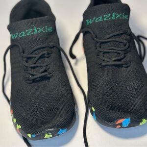 Wazixieis  SZ 9/ 40 UK this is black tennis shoe with a multicolored soul.